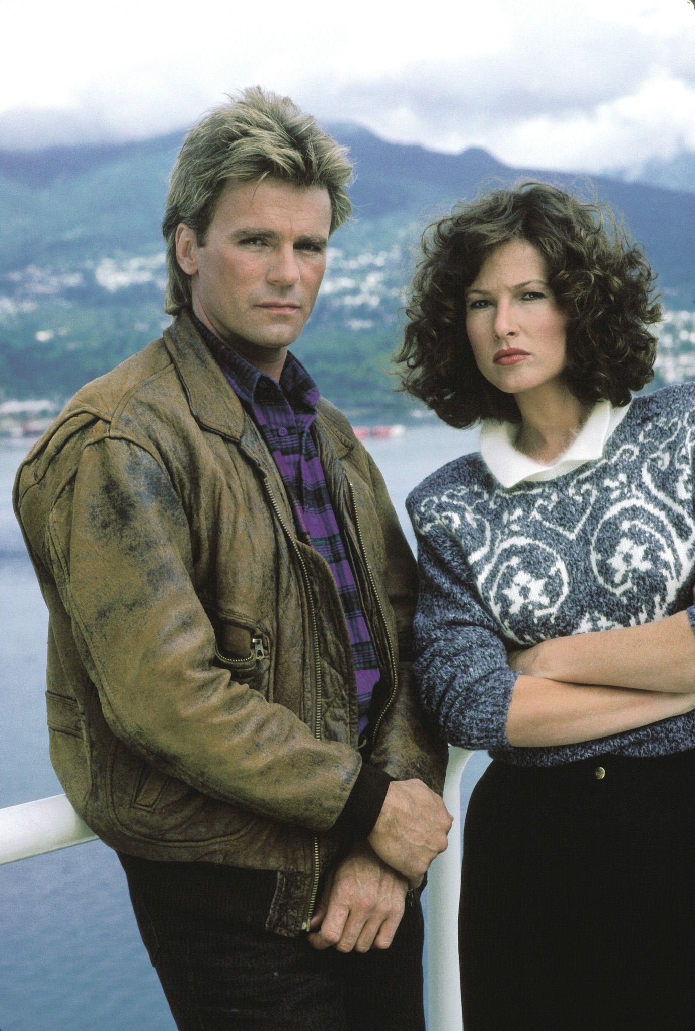 Still of Richard Dean Anderson and Elyssa Davalos in MacGyver (1985)