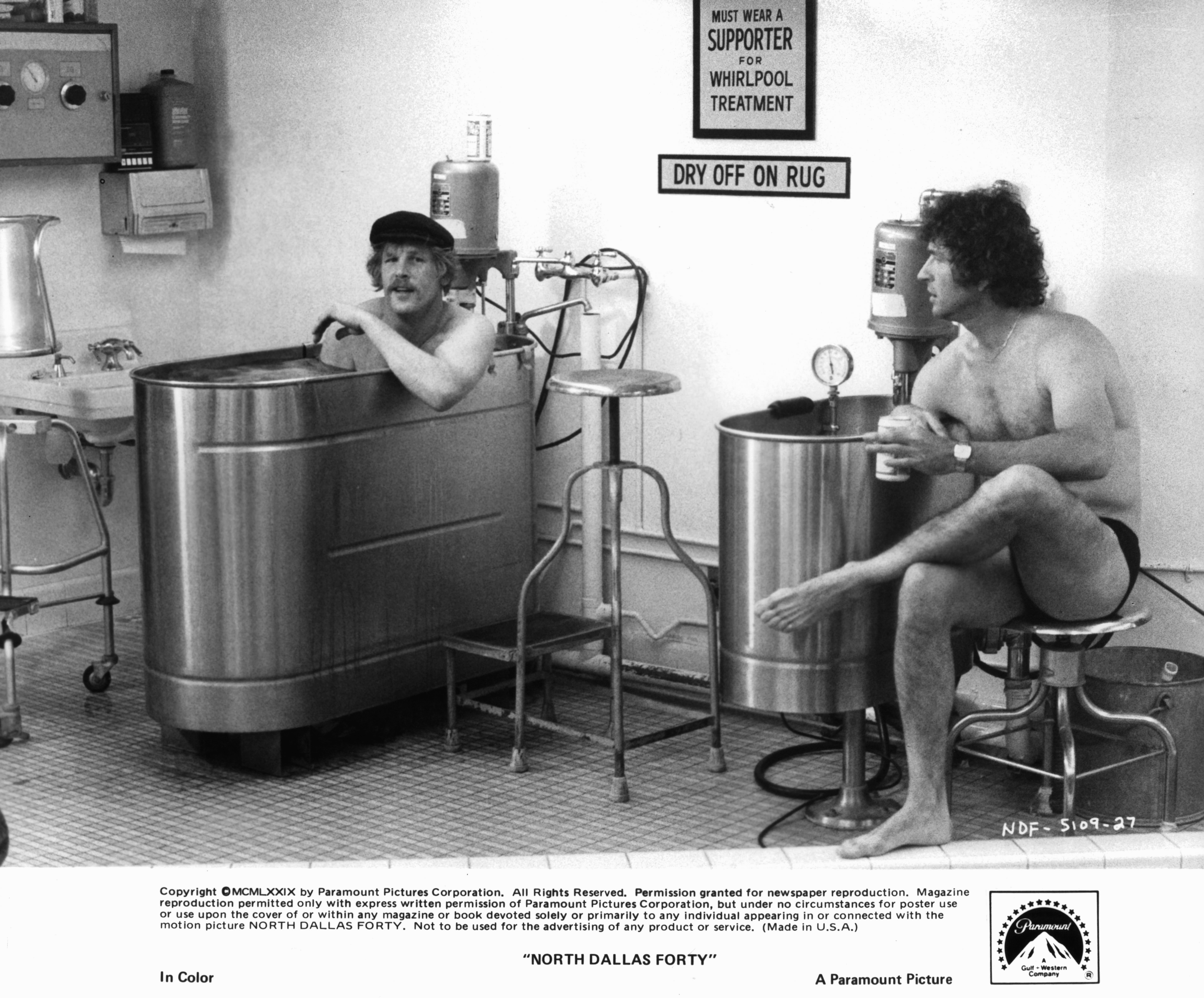 Still of Nick Nolte and Mac Davis in North Dallas Forty (1979)