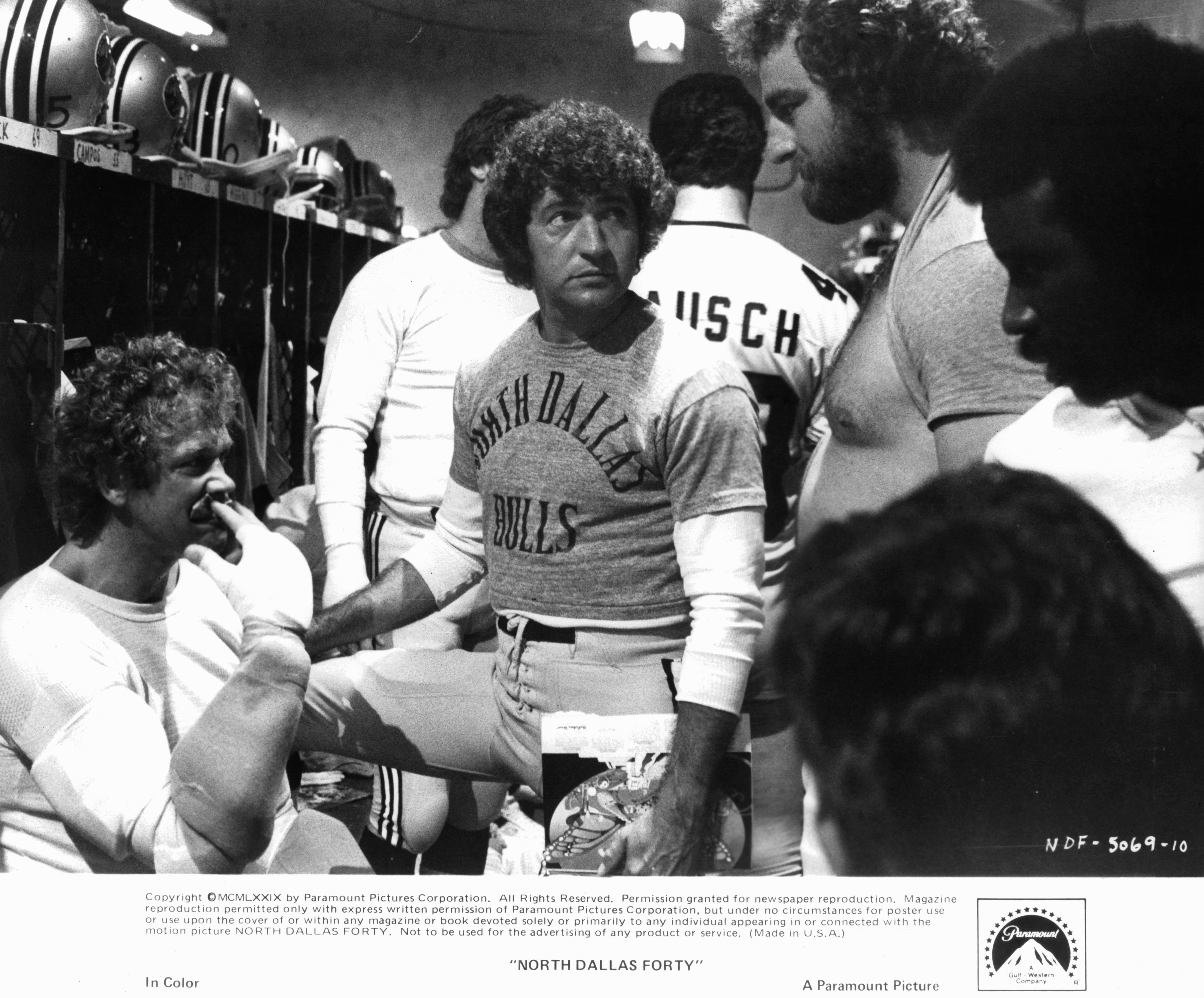 Still of Nick Nolte and Mac Davis in North Dallas Forty (1979)