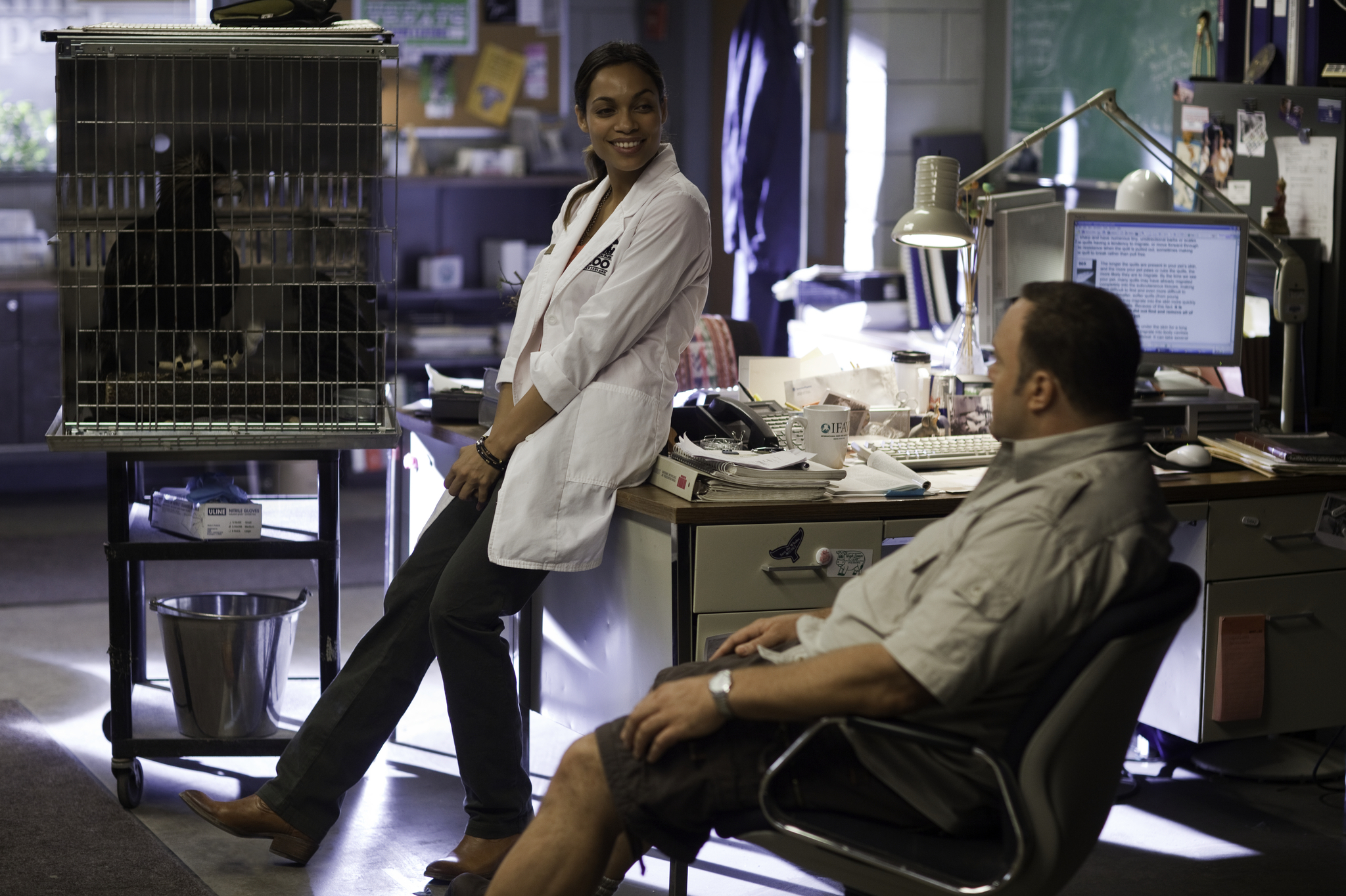 Still of Rosario Dawson and Kevin James in Zoologijos sodo priziuretojas (2011)