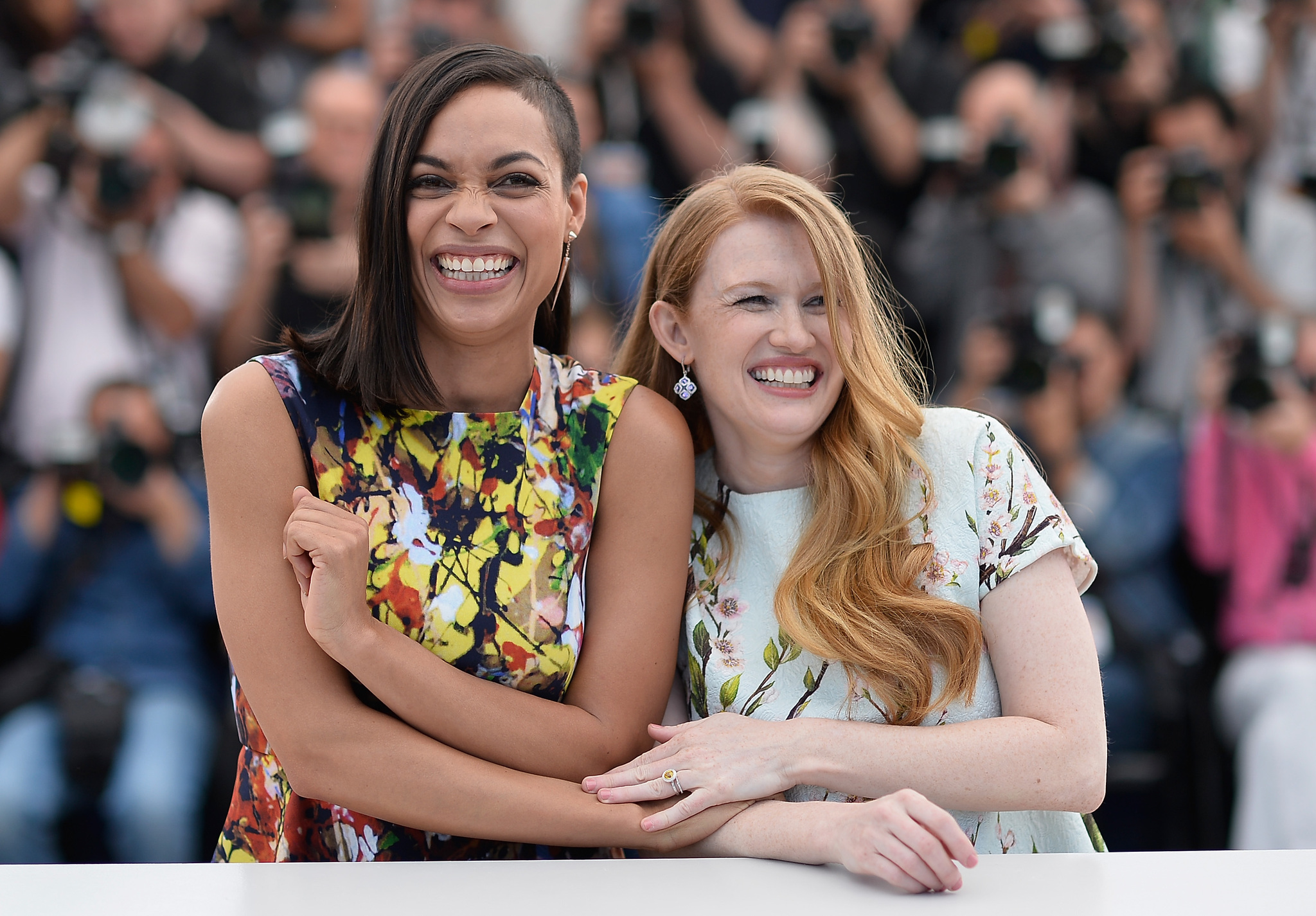 Rosario Dawson and Mireille Enos at event of The Captive (2014)
