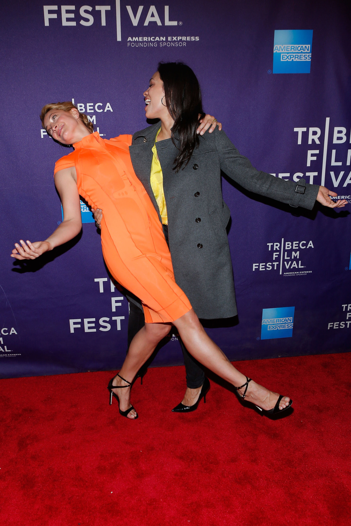 Rosario Dawson and Zoë Bell at event of Raze (2013)