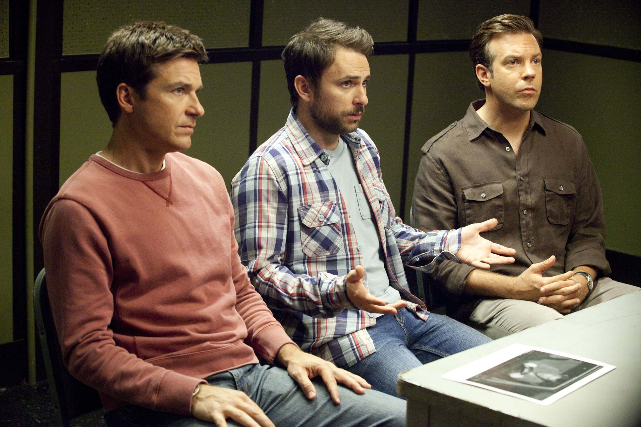 Still of Jason Bateman, Charlie Day and Jason Sudeikis in Kaip atsikratyti boso? (2011)