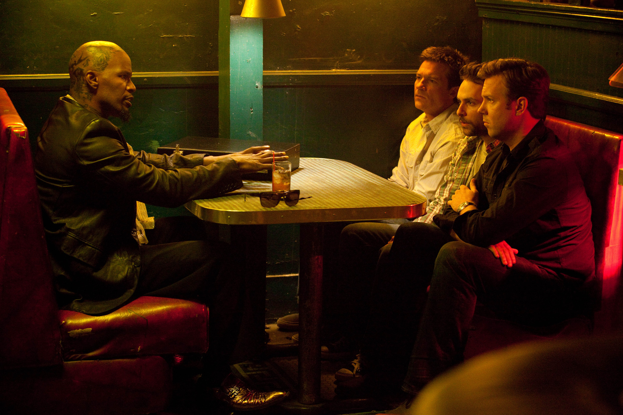 Still of Jason Bateman, Jamie Foxx, Charlie Day and Jason Sudeikis in Kaip atsikratyti boso? (2011)