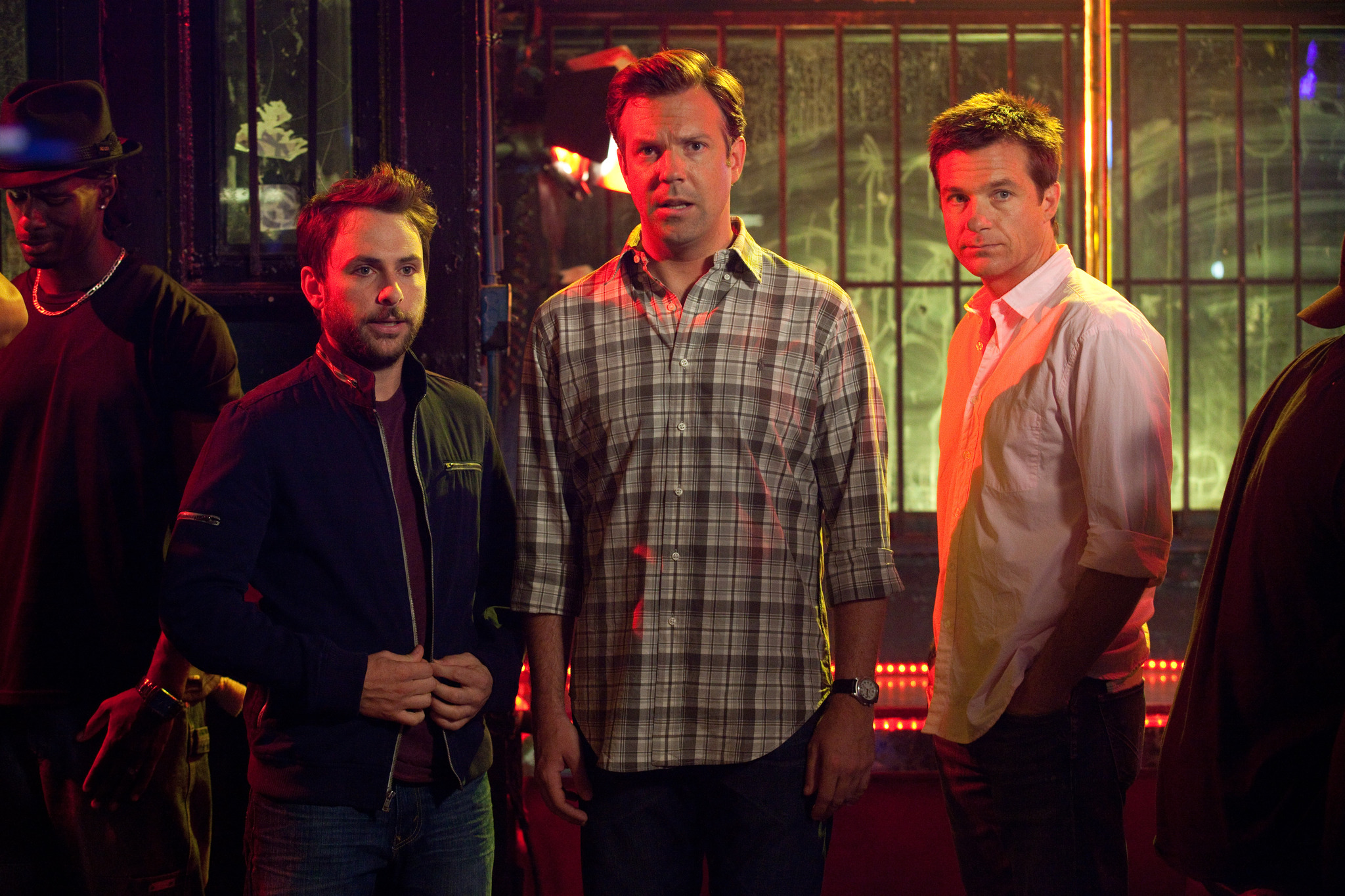 Still of Jason Bateman, Charlie Day and Jason Sudeikis in Kaip atsikratyti boso? (2011)