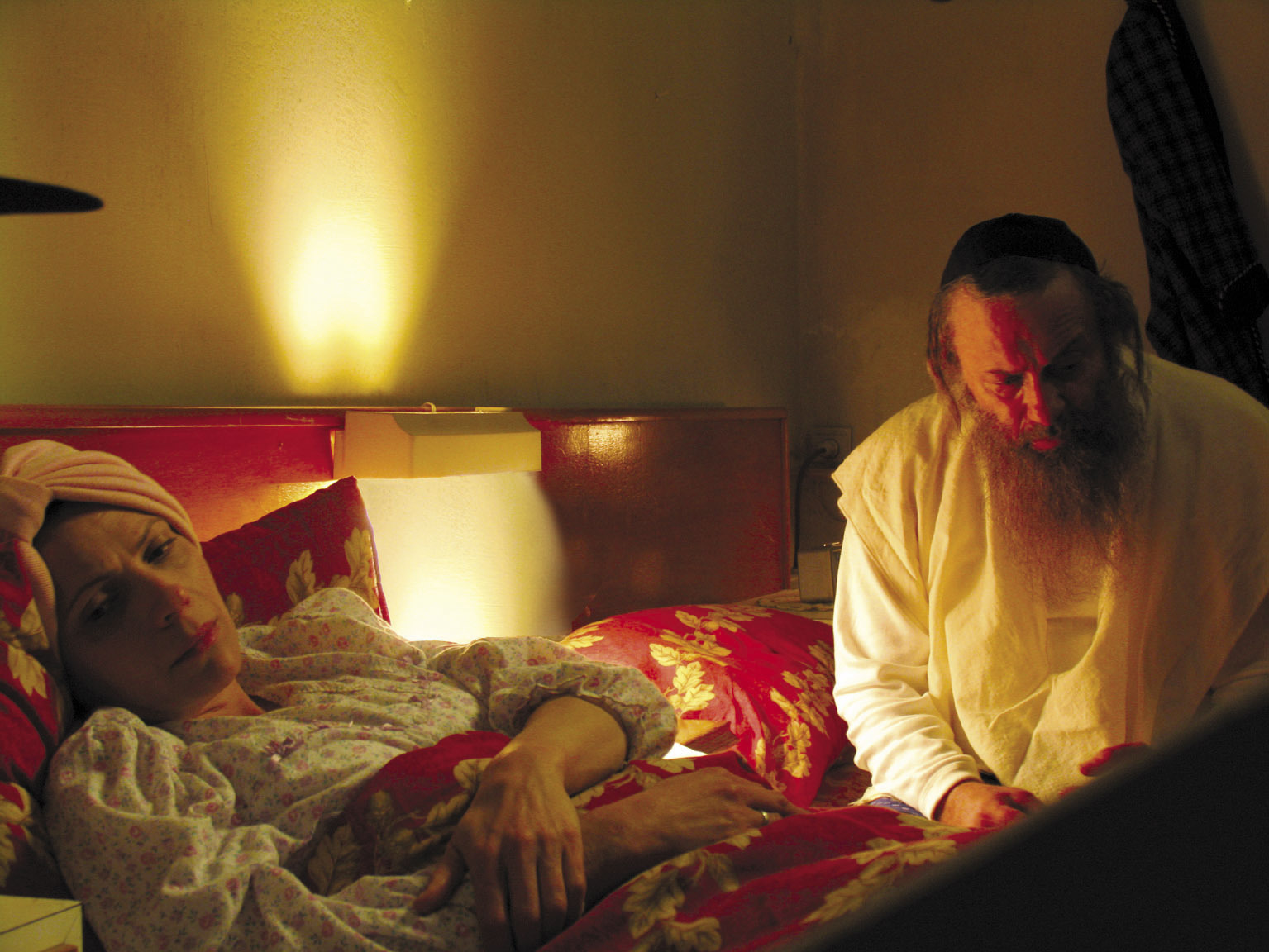 Still of Assi Dayan and Sharon Hacohen in Hofshat Kaits (2007)