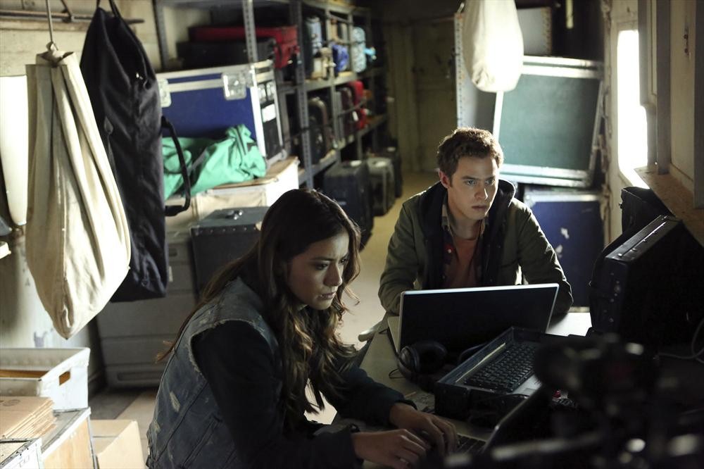 Still of Iain De Caestecker and Chloe Bennet in Agents of S.H.I.E.L.D. (2013)