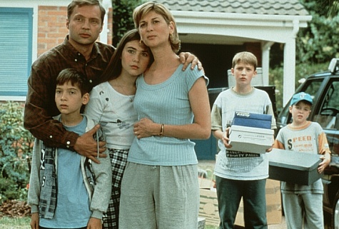 Still of Cristina Barget, Erik Cazals De Fabel, Gregory Diallo, Georges Du Fresne, Michèle Laroque and Jean-Philippe Écoffey in Ma vie en rose (1997)