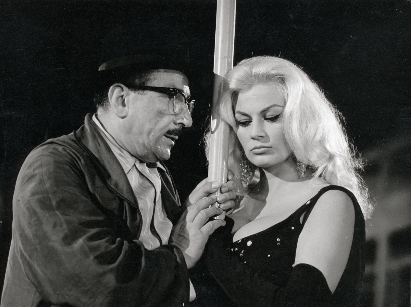 Still of Anita Ekberg and Peppino De Filippo in Boccaccio '70 (1962)