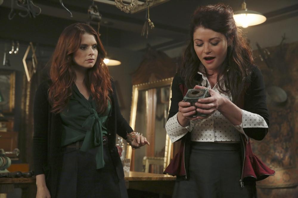 Still of Emilie de Ravin and JoAnna Garcia Swisher in Once Upon a Time (2011)