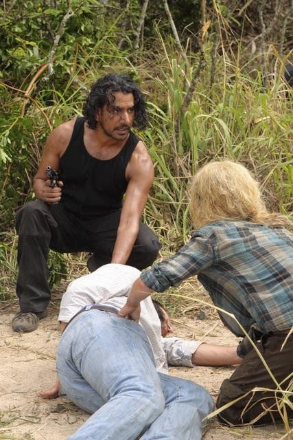 Still of Naveen Andrews and Emilie de Ravin in Dinge (2004)