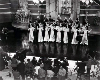 Still of Lynn Bari, Shirley Deane, June Gale and Louise Seidel in On the Avenue (1937)