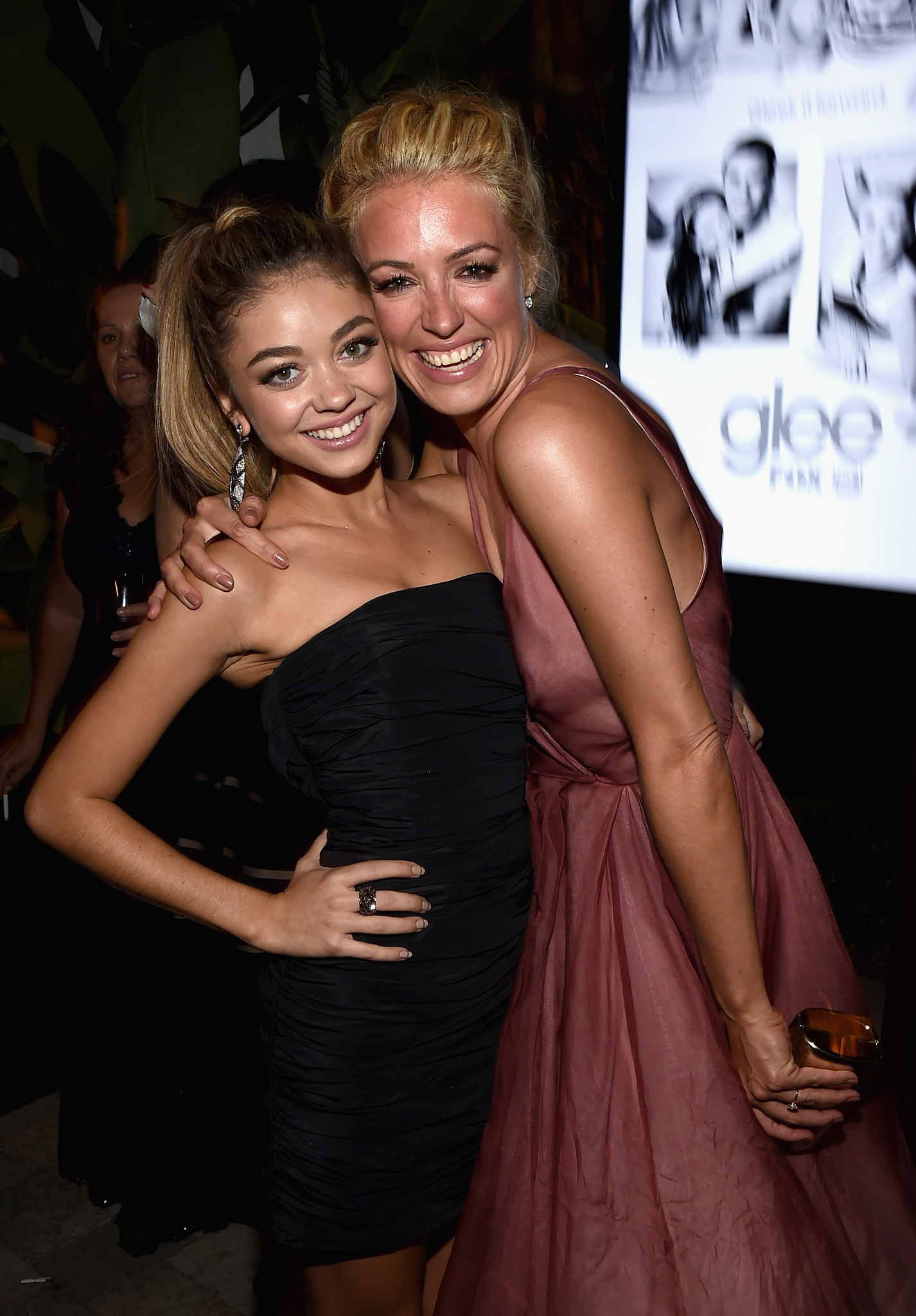Cat Deeley and Sarah Hyland at event of The 66th Primetime Emmy Awards (2014)