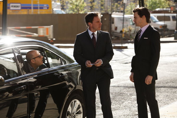 Still of Matt Bomer, Tim DeKay and Willie Garson in Aferistas (2009)