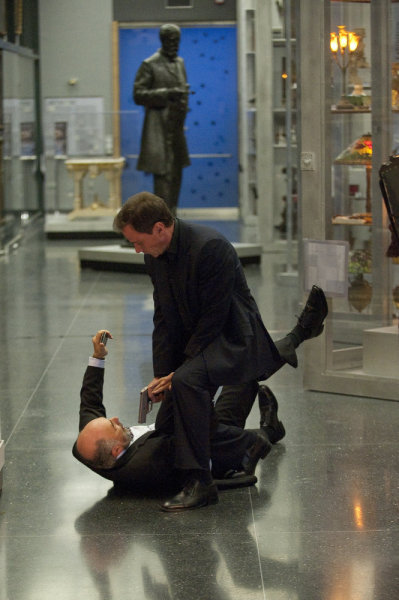 Still of Tim DeKay and Richard Schiff in Aferistas (2009)