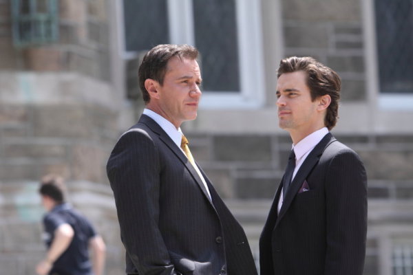 Still of Matt Bomer and Tim DeKay in Aferistas (2009)