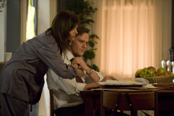 Still of Tiffani Thiessen and Tim DeKay in Aferistas (2009)