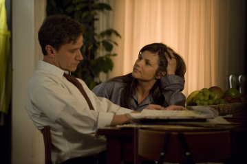 Still of Tiffani Thiessen and Tim DeKay in Aferistas (2009)