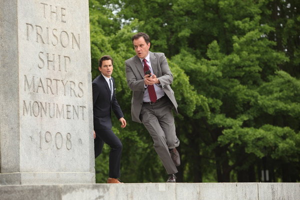 Still of Matt Bomer and Tim DeKay in Aferistas (2009)