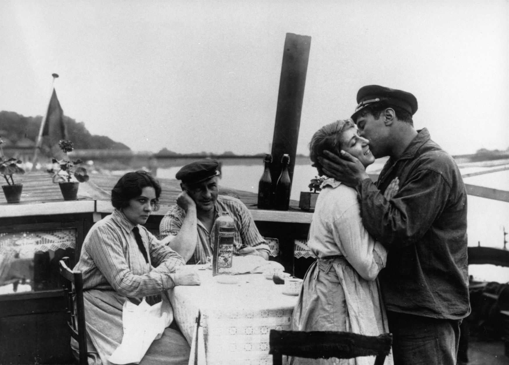 Still of Pierre Alcover, Maguy Deliac and Louis Ravet in L'hirondelle et la mésange (1920)