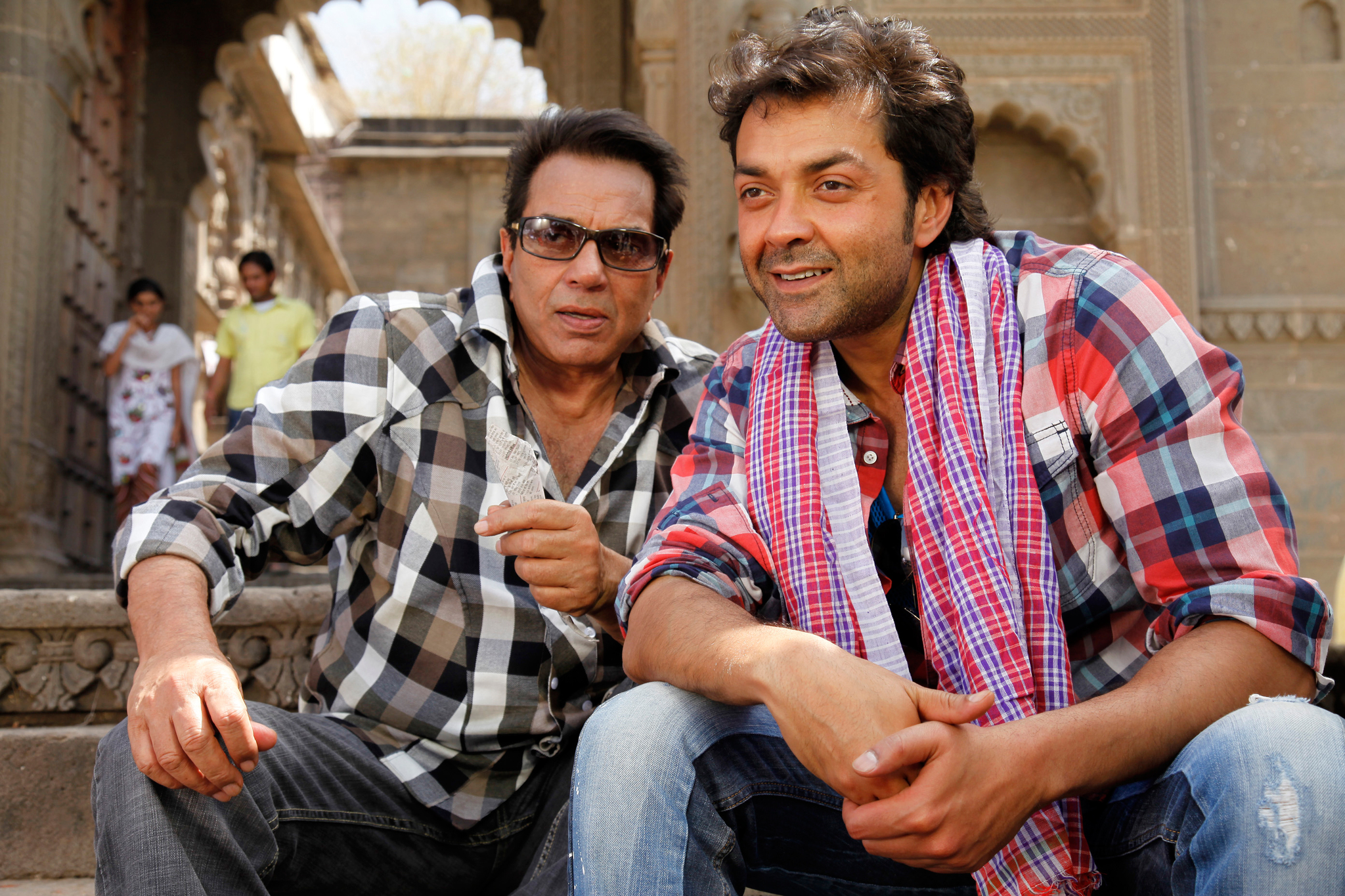 Still of Dharmendra and Bobby Deol in Yamla Pagla Deewana (2011)