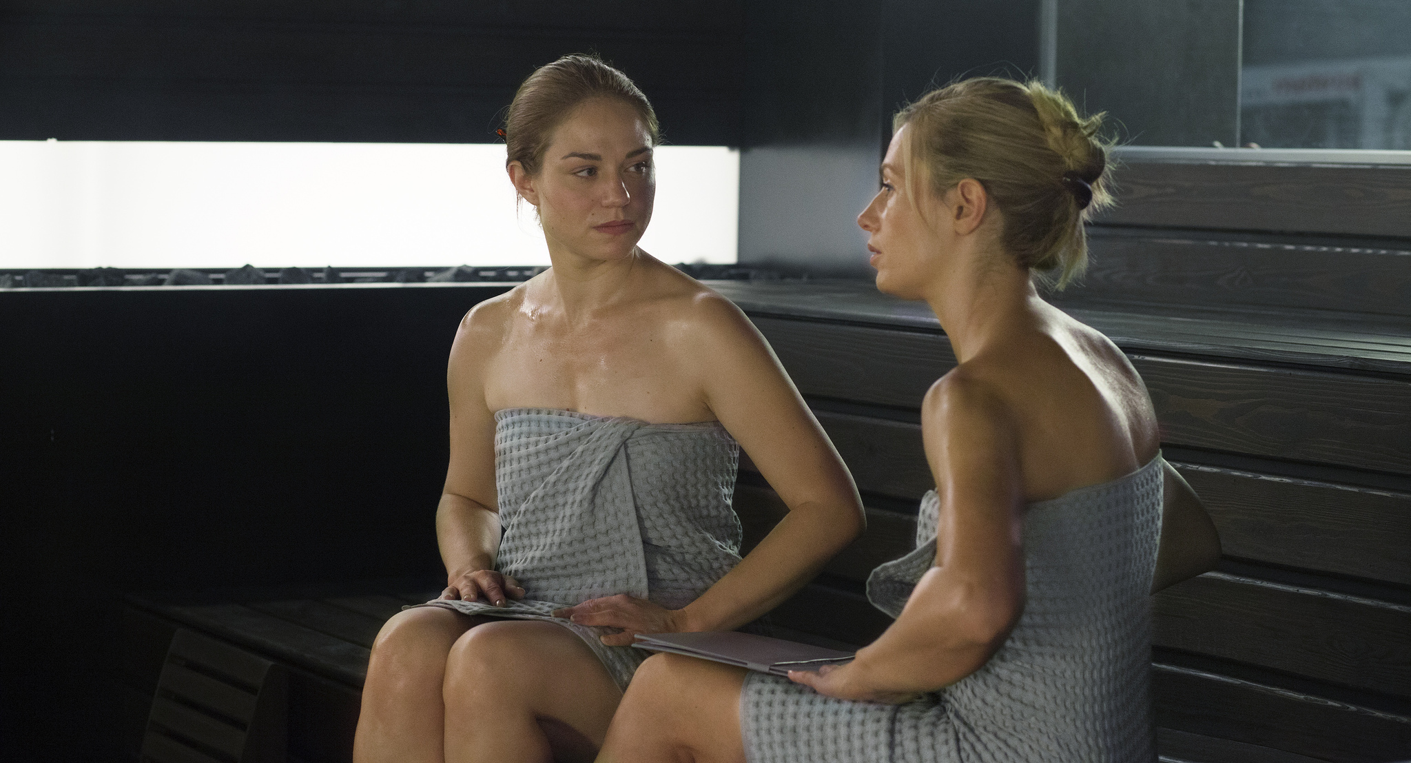 Still of Cécile De France and Émilie Dequenne in Agentu zaidimai (2013)