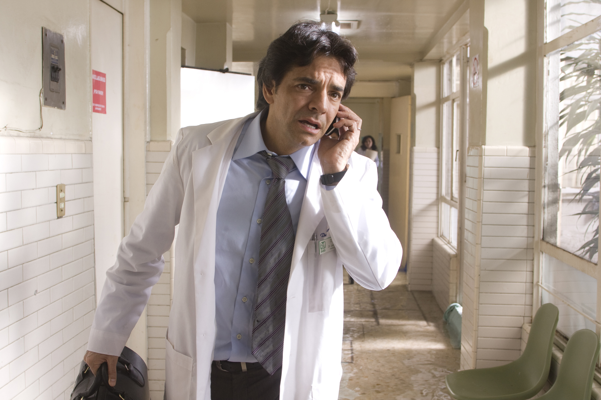 Still of Eugenio Derbez in No eres tú, soy yo (2010)