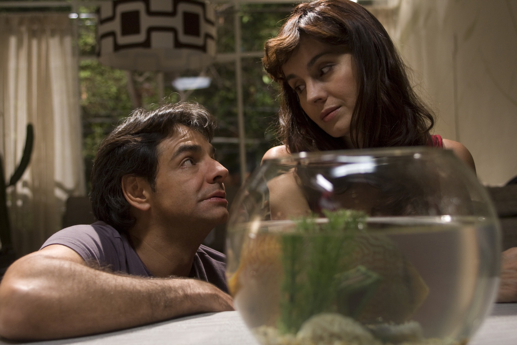 Still of Eugenio Derbez and Martina García in No eres tú, soy yo (2010)