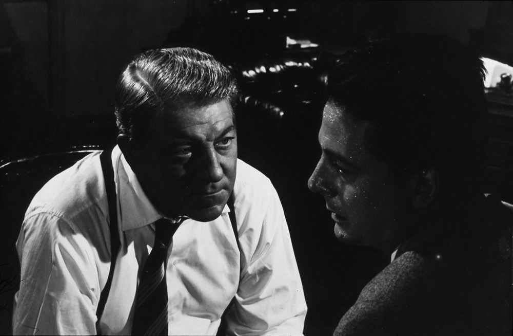 Still of Jean Desailly and Jean Gabin in Maigret tend un piège (1958)