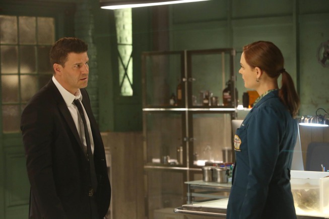 Still of David Boreanaz and Emily Deschanel in Kaulai (2005)