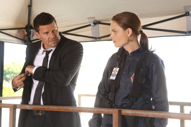 Still of David Boreanaz and Emily Deschanel in Kaulai (2005)