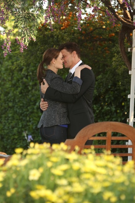 Still of David Boreanaz and Emily Deschanel in Kaulai (2005)