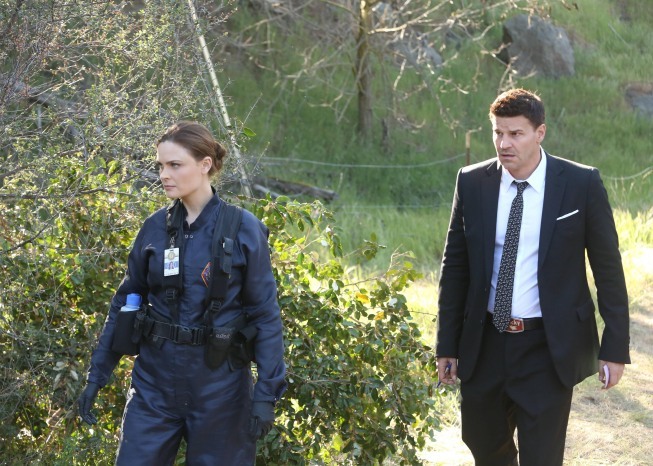 Still of David Boreanaz and Emily Deschanel in Kaulai (2005)