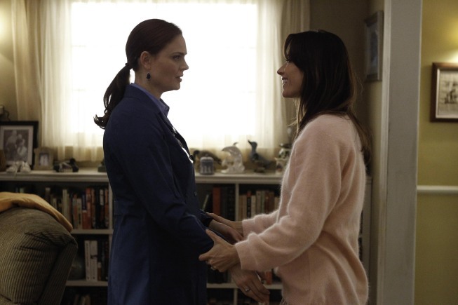 Still of Emily Deschanel and Brooke Langton in Kaulai (2005)