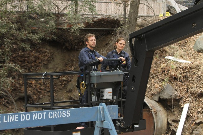 Still of Emily Deschanel and T.J. Thyne in Kaulai (2005)