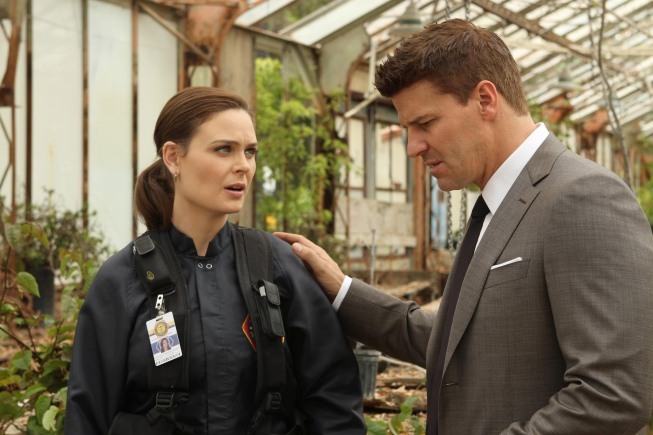 Still of David Boreanaz and Emily Deschanel in Kaulai (2005)