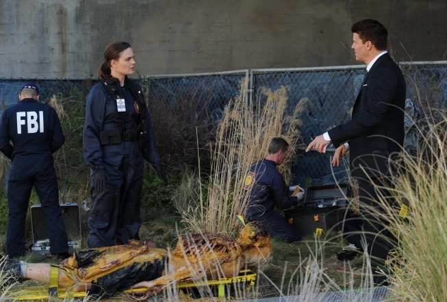 Still of David Boreanaz and Emily Deschanel in Kaulai (2005)