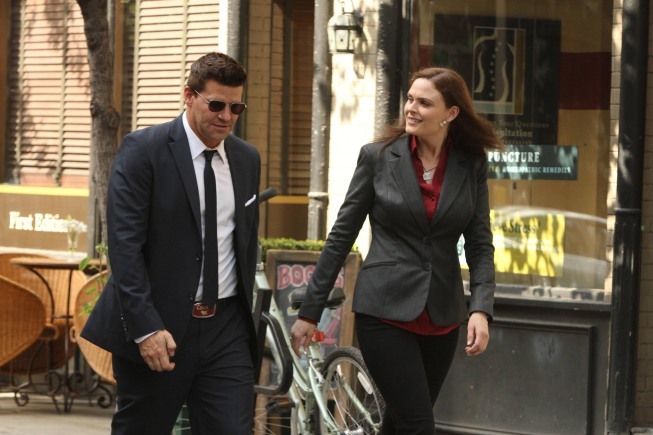 Still of David Boreanaz and Emily Deschanel in Kaulai (2005)