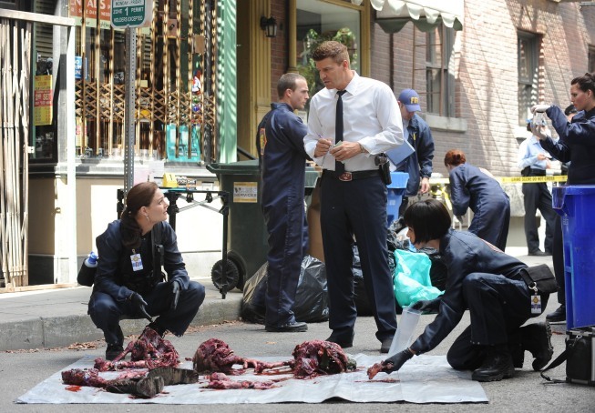 Still of David Boreanaz and Emily Deschanel in Kaulai (2005)