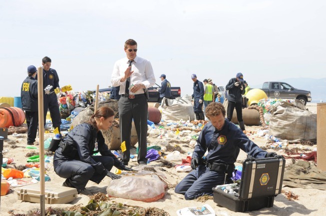 Still of David Boreanaz and Emily Deschanel in Kaulai (2005)