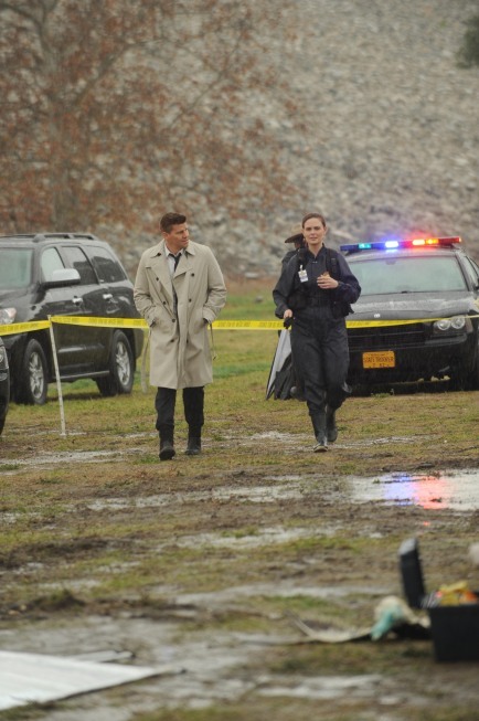 Still of David Boreanaz and Emily Deschanel in Kaulai (2005)