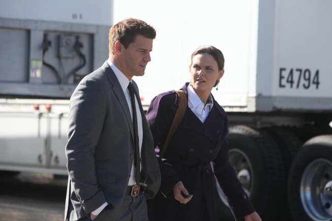 Still of David Boreanaz and Emily Deschanel in Kaulai (2005)