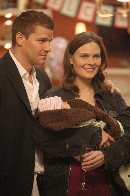 Still of David Boreanaz and Emily Deschanel in Kaulai (2005)