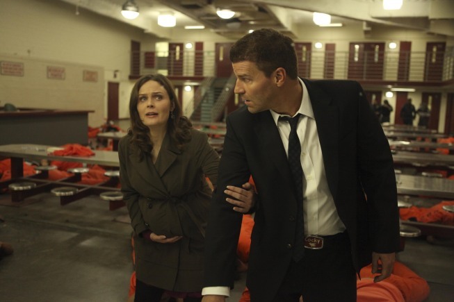 Still of David Boreanaz and Emily Deschanel in Kaulai (2005)