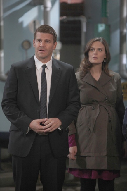 Still of David Boreanaz and Emily Deschanel in Kaulai (2005)