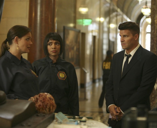 Still of David Boreanaz, Emily Deschanel and Tamara Taylor in Kaulai (2005)