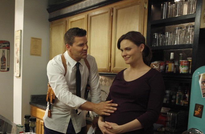 Still of David Boreanaz and Emily Deschanel in Kaulai (2005)