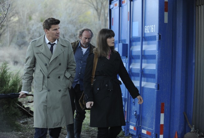 Still of David Boreanaz, Emily Deschanel and David Ury in Kaulai (2005)