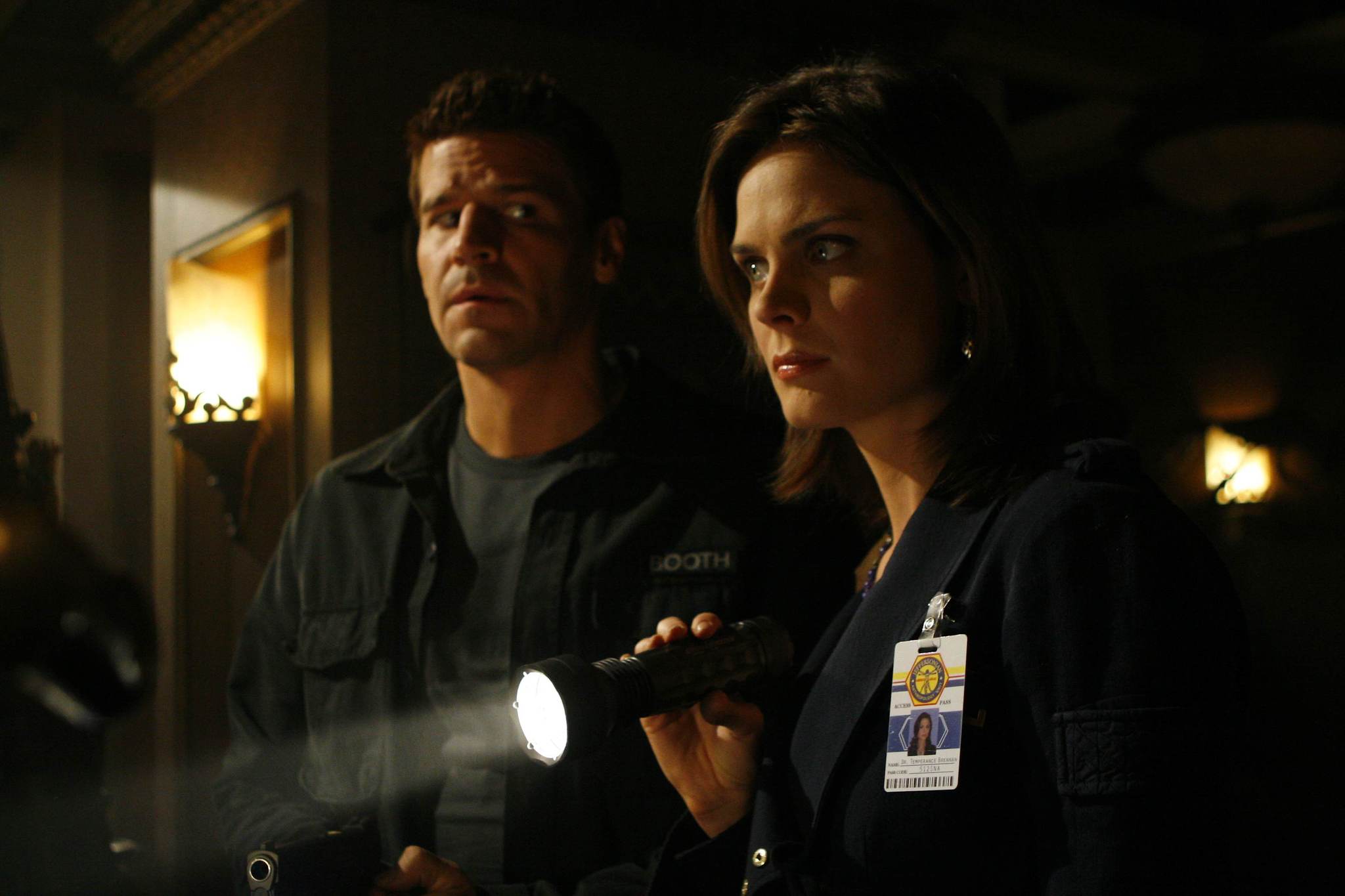 Still of David Boreanaz and Emily Deschanel in Kaulai (2005)