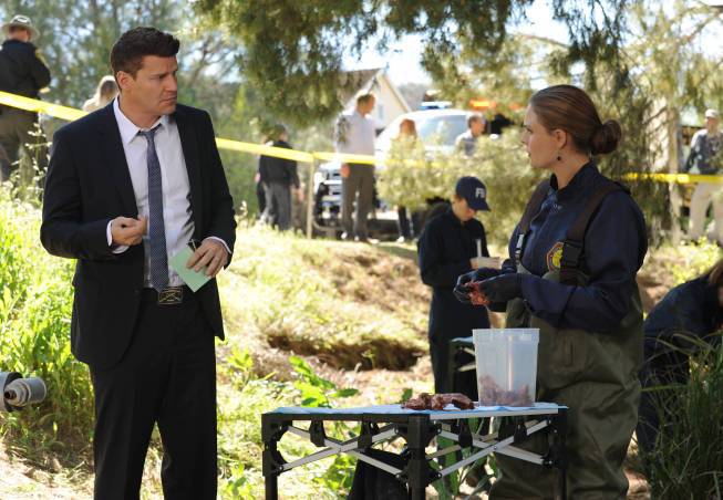 Still of David Boreanaz and Emily Deschanel in Kaulai (2005)